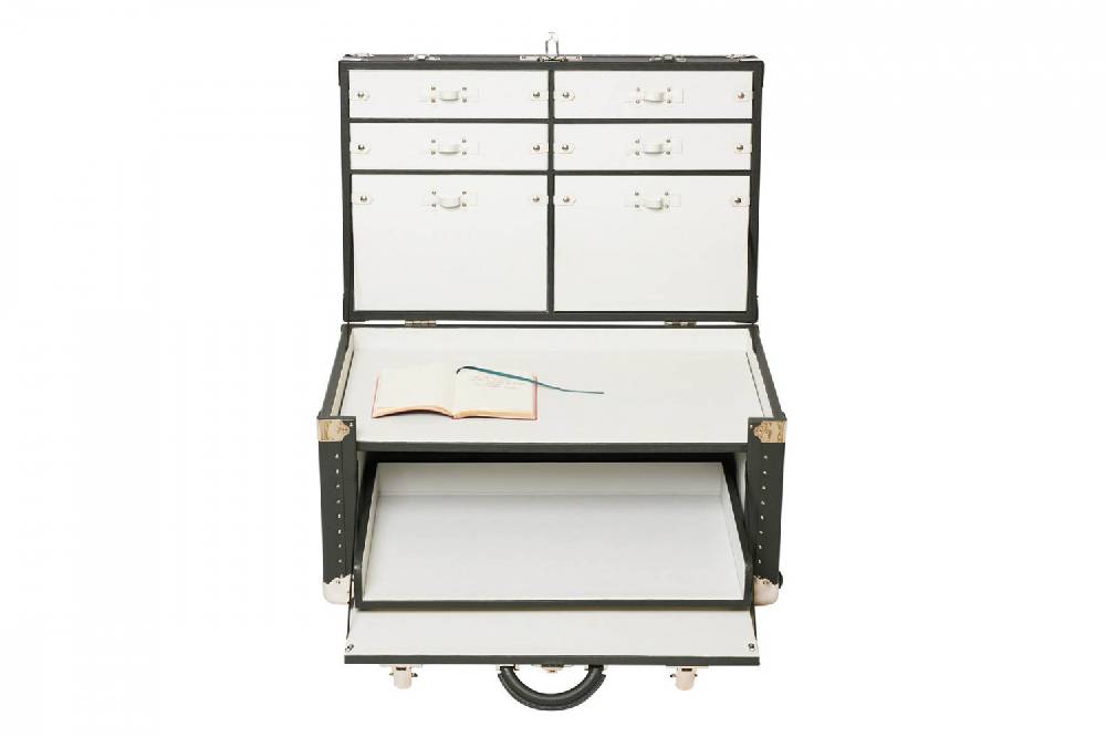 Pineider Baule fasciato, realizzato in pelle di vitello. Dimensione grande 120x51x51cm Acquista Ora