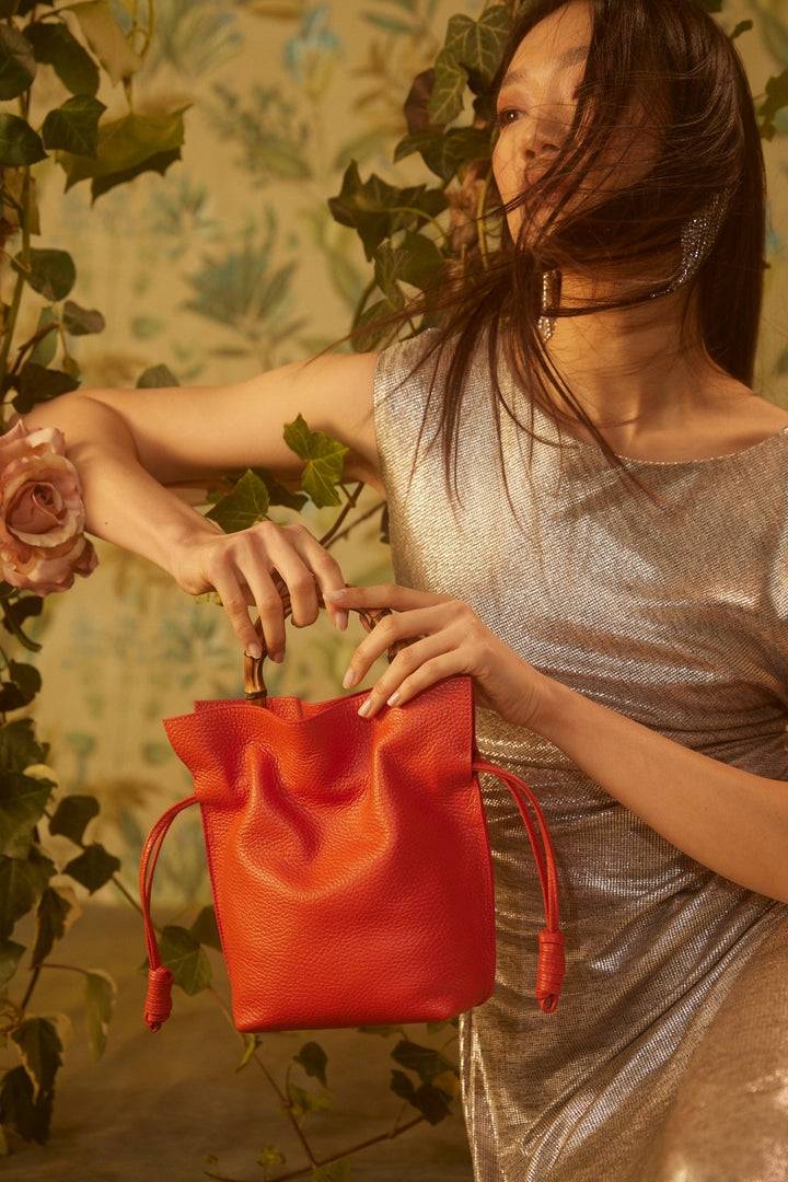 Roberta Gandolfi Silvana small borsa a mano in pelle martellata con manico in vero legno di bambù e tracolla staccabile e regolabile Consegna Veloce