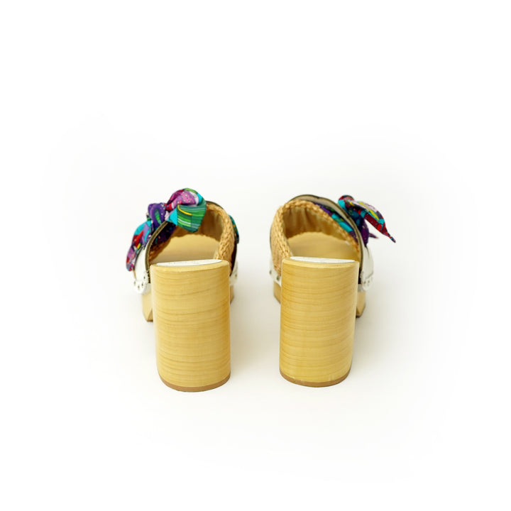 Roberta Gandolfi Diva Chain sandali in legno incrociato con platform in rafia e stampa fiocco tropical Offerta