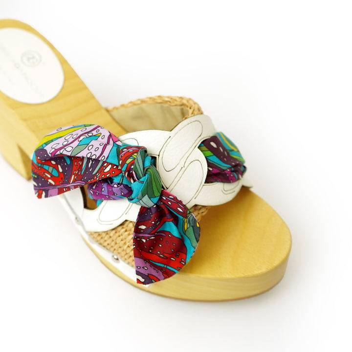 Roberta Gandolfi Diva Chain sandali in legno incrociato con platform in rafia e stampa fiocco tropical Offerta