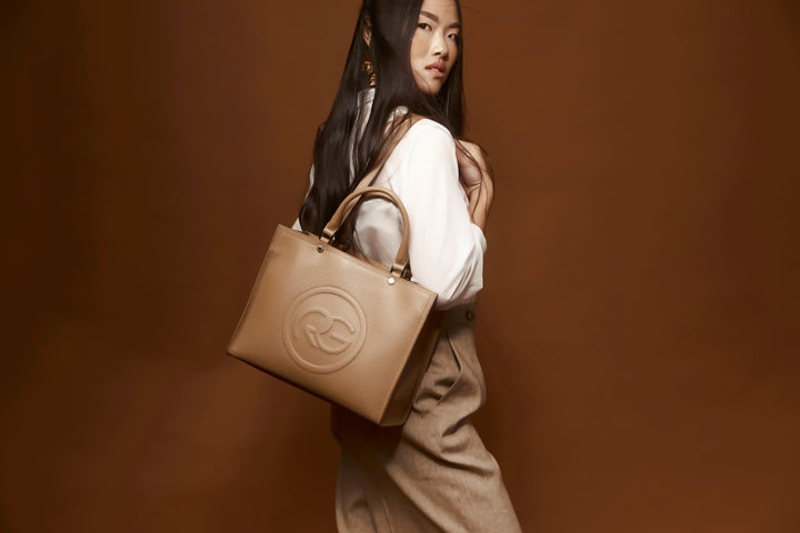 Roberta Gandolfi Roberta Pelle medium Borsa a mano in pelle con doppi spallacci per essere portata a spalla e tramezza Negozio