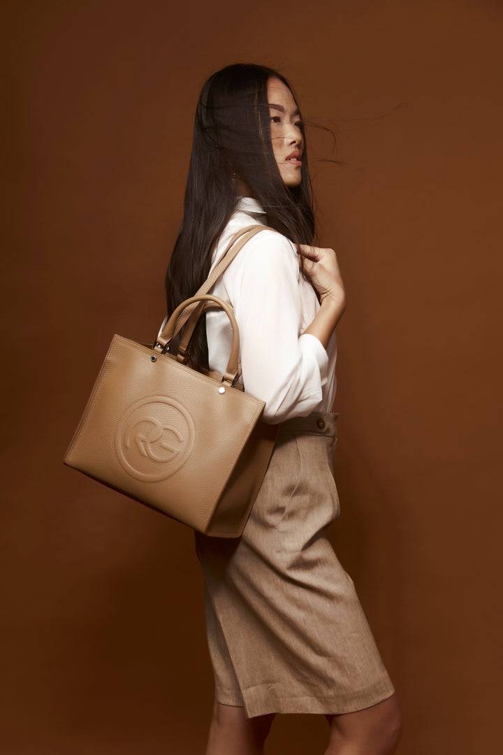 Roberta Gandolfi Roberta Pelle medium Borsa a mano in pelle con doppi spallacci per essere portata a spalla e tramezza In Saldo