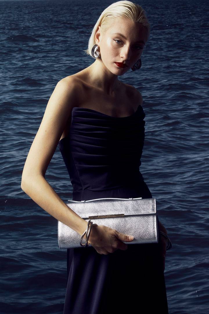 Roberta Gandolfi Julia cluch in pelle metalizzata e manico retrattile e tracolla staccabile e regolabile Promozione