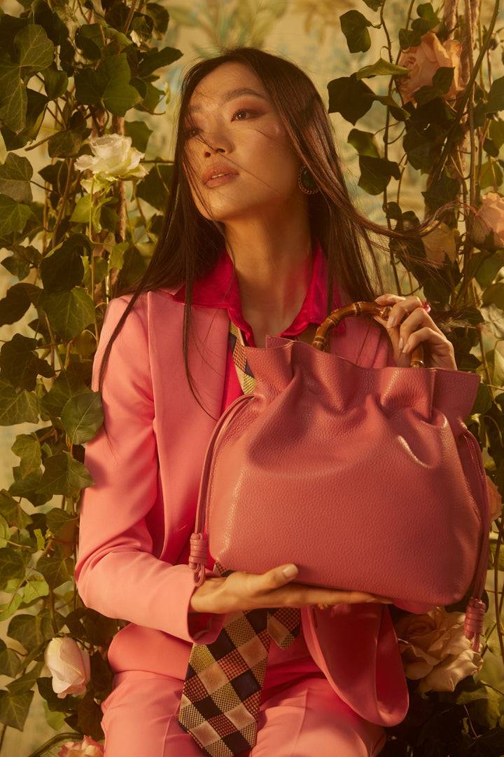 Roberta Gandolfi Silvana medium borsa a mano in pelle martellata con manico in vero legno di bambù e tracolla staccabile Ultimo giorno
