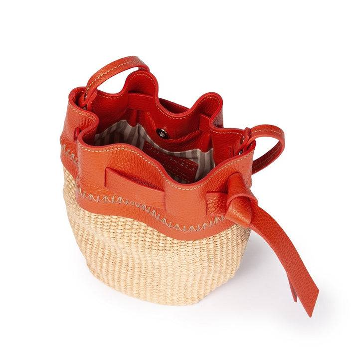 Roberta Gandolfi Ambra mini bucket in rafia e pelle martellata In vendita