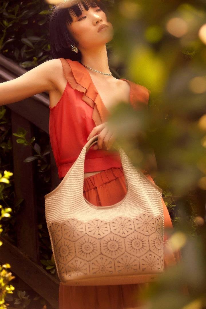 Roberta Gandolfi Giulia Hobo in rafia e pelle il pannello tagliato al laser è interamente cucito a mano Comprane uno, ottenene uno gratis