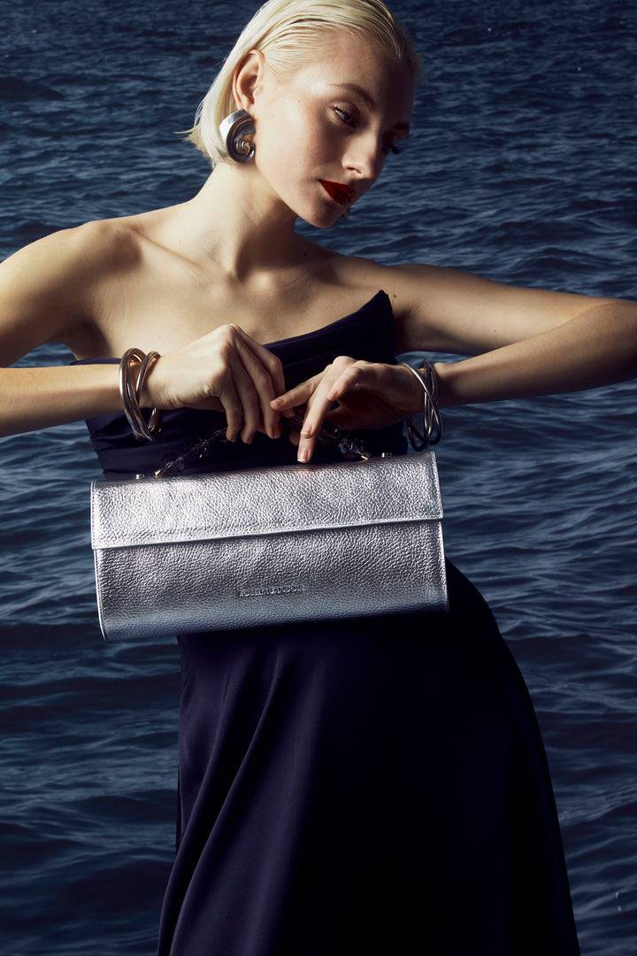 Roberta Gandolfi Julia Boule cluch in pelle metalizzata e manico gioiello con tracolla staccabile e regolabile Promozione