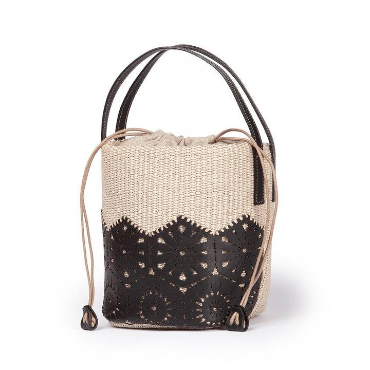 Roberta Gandolfi Giulia Bucket in rafia e pelle il pannello tagliato al laser è interamente cucito a mano con tracolla staccabile In Vendita