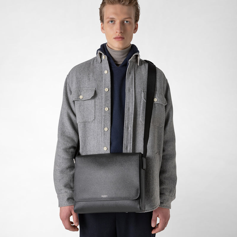 Serapian Borsa messenger piccola in pelle evoluzione nero eclissi In Vendita