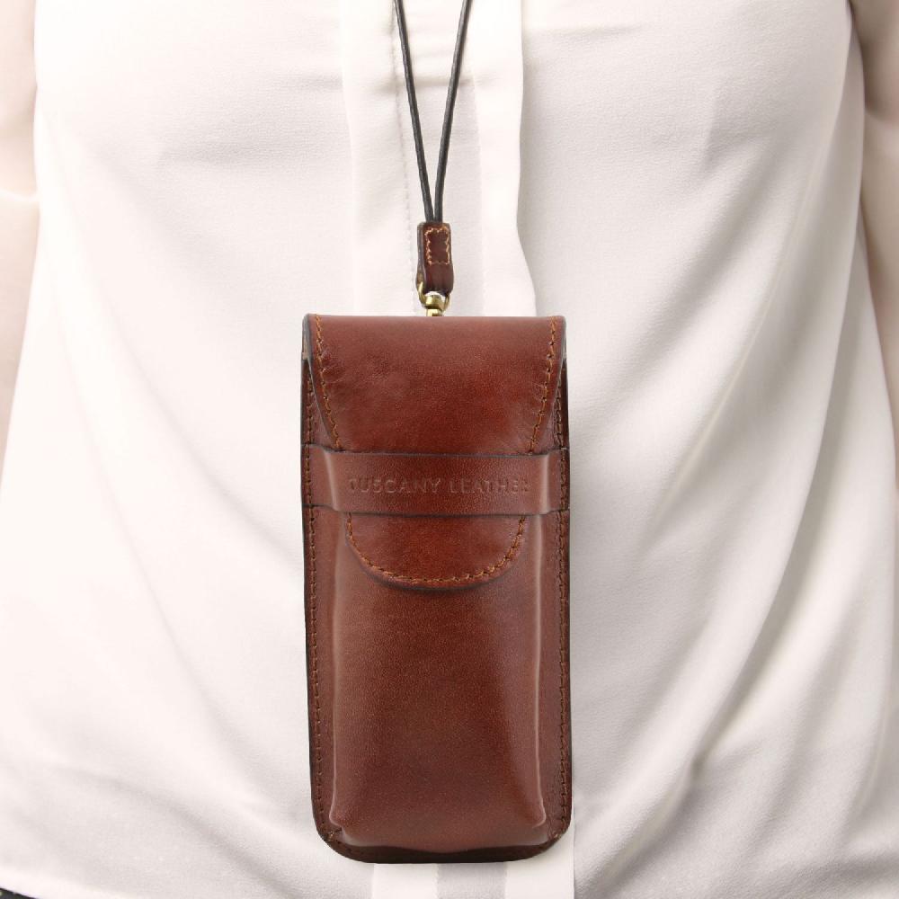 Tuscany Leather Esclusivo Portaocchiali/Portacellulare a Tracolla in Pelle Misura Grande Acquista Ora