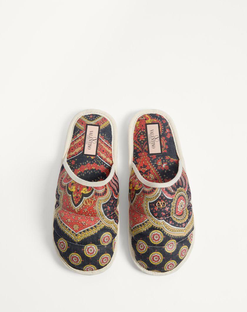 Valentino Handbags Slide Ta Chambre In Tessuto Denim Voyage Imaginaire per Uomo in Multicolor/avorio | Valentino IT I Più Venduti