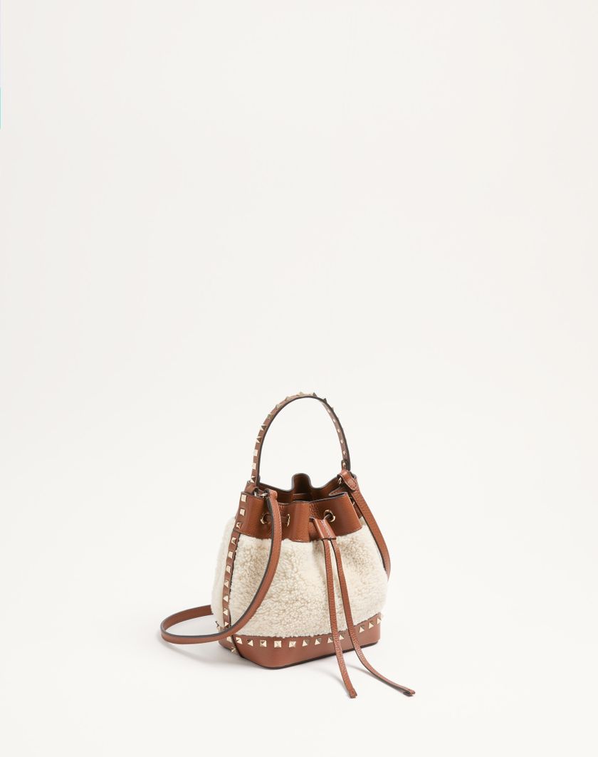 Valentino Handbags Borsa A Secchiello Valentino Garavani Rockstud In Shearling per Donna in Naturale/selleria | Valentino IT I Più Venduti
