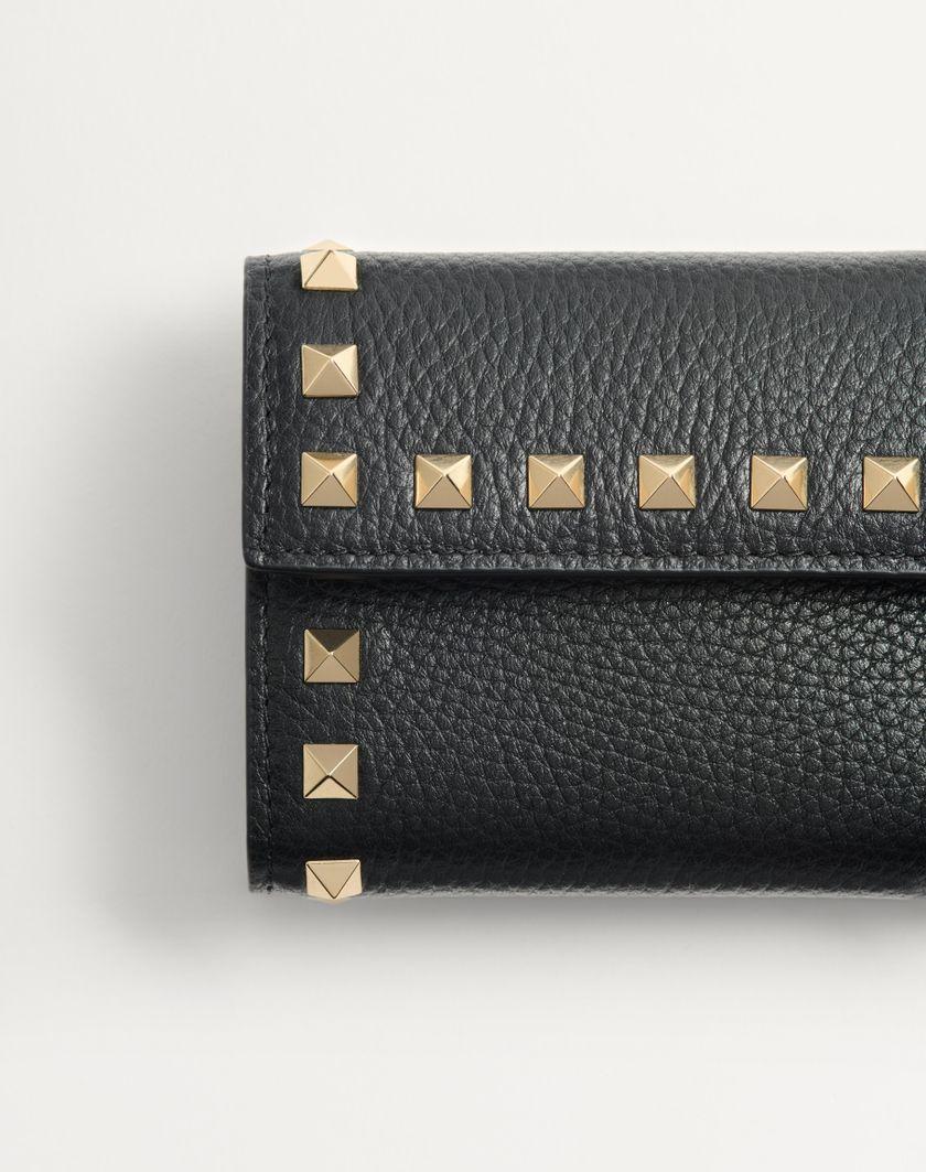 Valentino Handbags Portafoglio Trifold Rockstud In Vitello Granato per Donna in Nero | Valentino IT Offerta Pasqua
